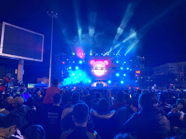 Hàng ngàn người “quên lạnh” trong đêm Phong Nha Countdown Party 2021 - Ảnh 5.