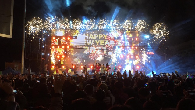 Hàng ngàn người “quên lạnh” trong đêm Phong Nha Countdown Party 2021 - Ảnh 1.