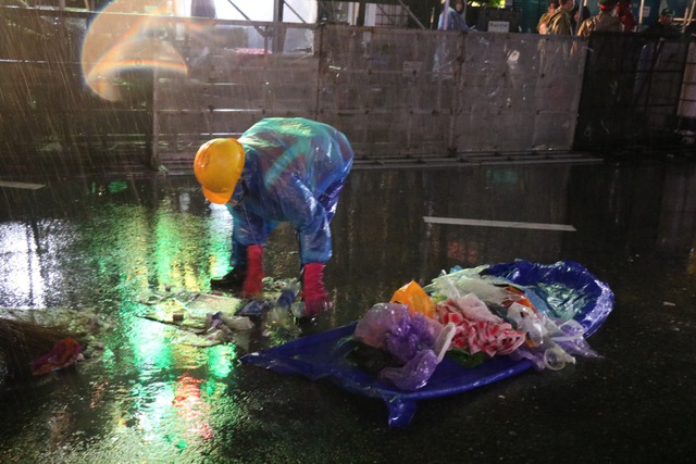 Xúc động hình ảnh những người lao công dầm mình giữa mưa thu dọn rác sau countdown - Ảnh 7.