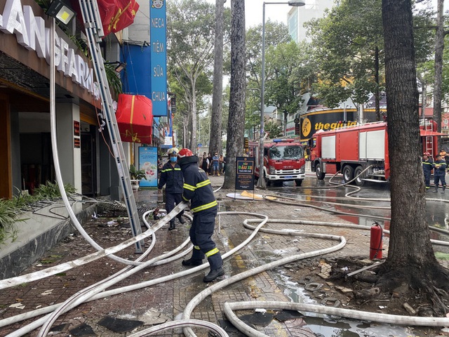 Một nhà hàng trên đường Trần Hưng Đạo bốc cháy dữ dội - Ảnh 3. Một nhà hàng trên đường Trần Hưng Đạo bốc cháy dữ dội - Ảnh 3.