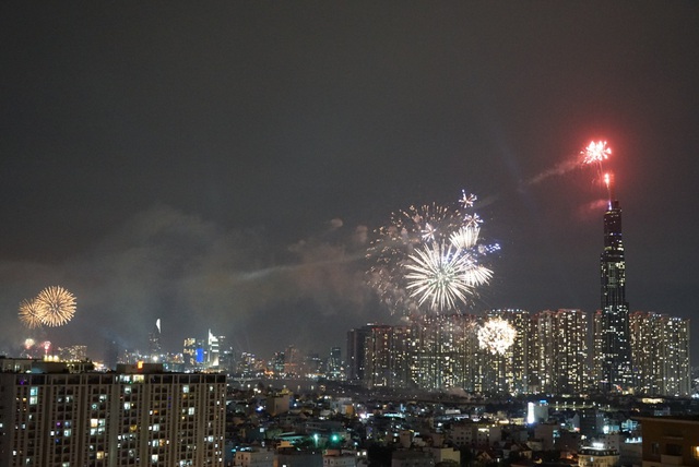 Biển người Sài Gòn hân hoan ra đường đón chào thời khắc năm mới - Ảnh 7.