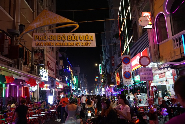 Biển người Sài Gòn hân hoan ra đường đón chào thời khắc năm mới - Ảnh 15.