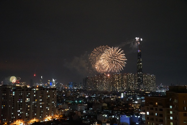 Biển người Sài Gòn hân hoan ra đường đón chào thời khắc năm mới - Ảnh 3.