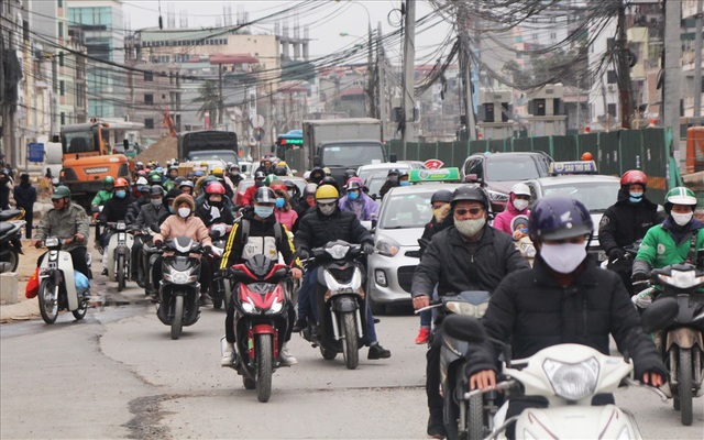 Người dân Hà Nội khốn khổ với “ma trận” rào chắn, đào đường - Ảnh 2.