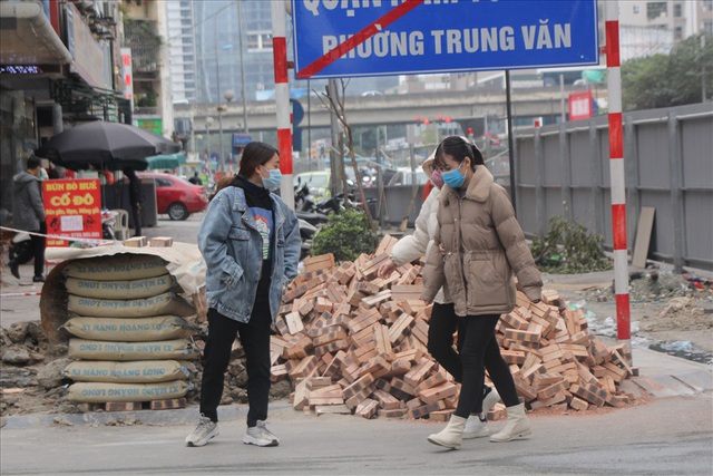 Người dân Hà Nội khốn khổ với “ma trận” rào chắn, đào đường - Ảnh 11.