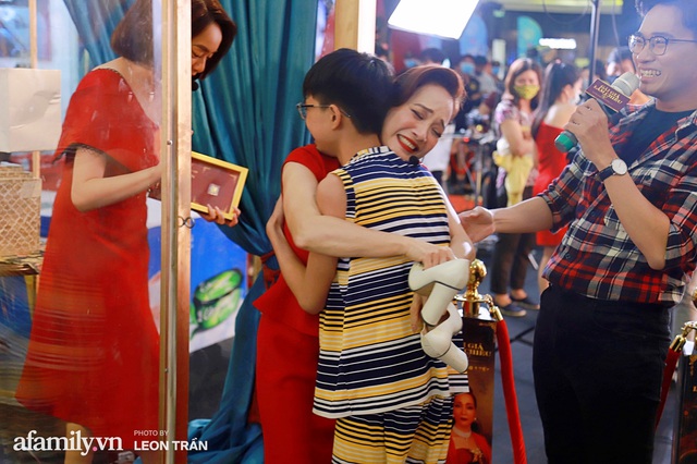 NSND Lê Khanh, Kaity Nguyễn không ngừng cầu cứu khán giả khi bị nhốt trong lồng kính suốt 1 giờ đồng hồ - Ảnh 13.