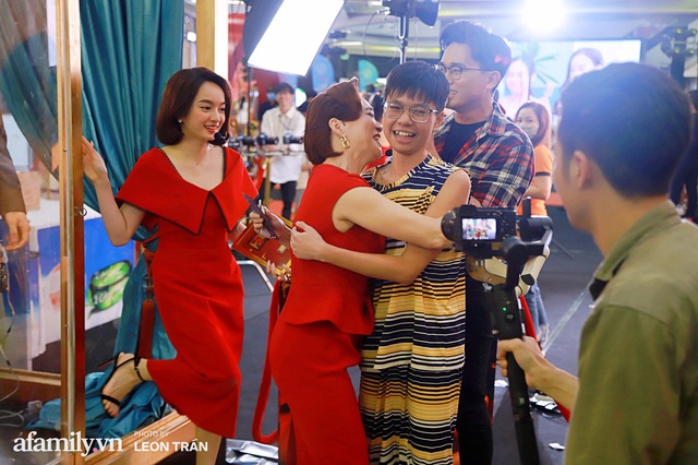 NSND Lê Khanh, Kaity Nguyễn không ngừng cầu cứu khán giả khi bị nhốt trong lồng kính suốt 1 giờ đồng hồ - Ảnh 14.