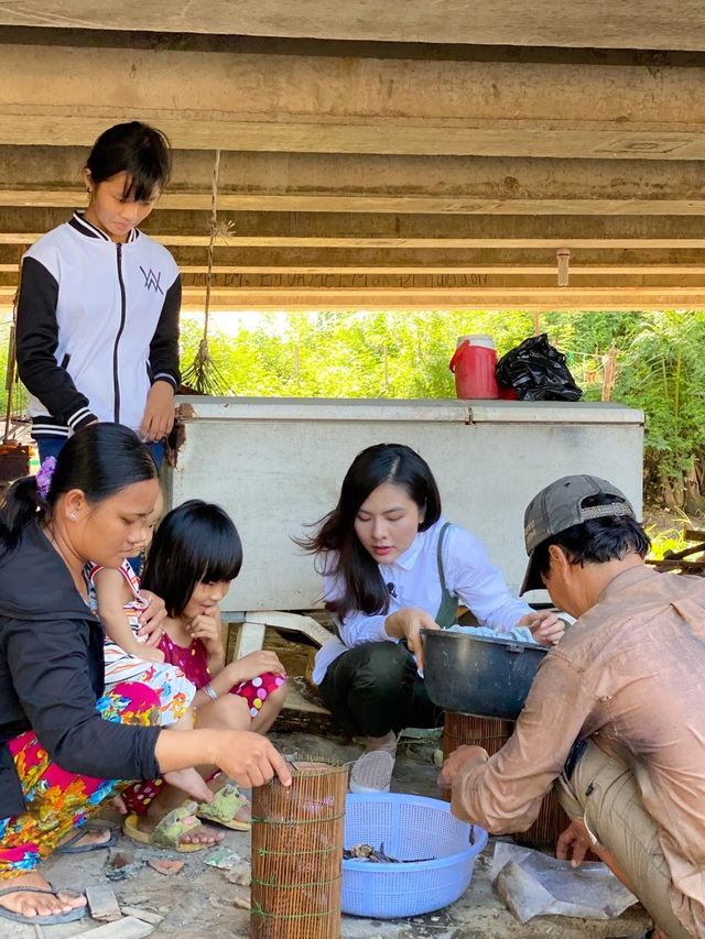 Vân Trang nuốt nước mắt khi chứng kiến cảnh gia đình nghèo phải sống tạm bợ dưới gầm cầu - Ảnh 5.