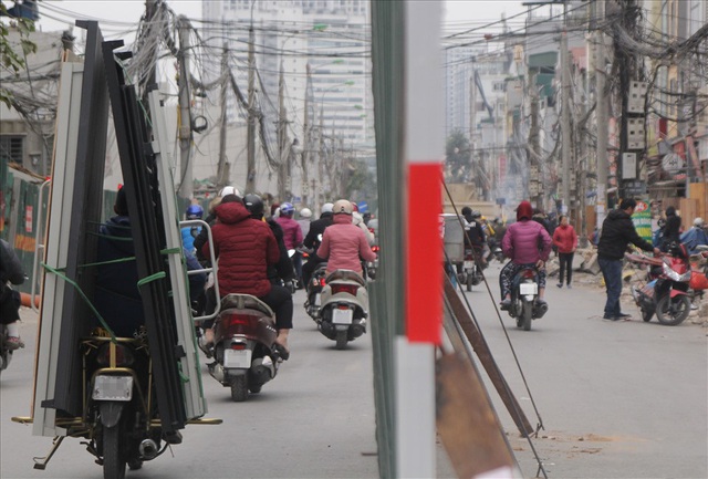 Người dân Hà Nội khốn khổ với “ma trận” rào chắn, đào đường - Ảnh 4.