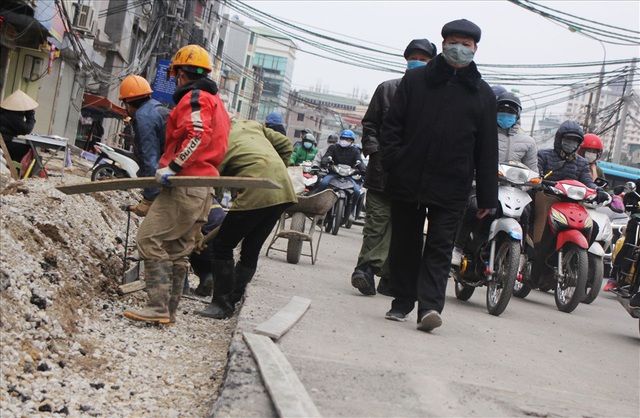 Người dân Hà Nội khốn khổ với “ma trận” rào chắn, đào đường - Ảnh 5.