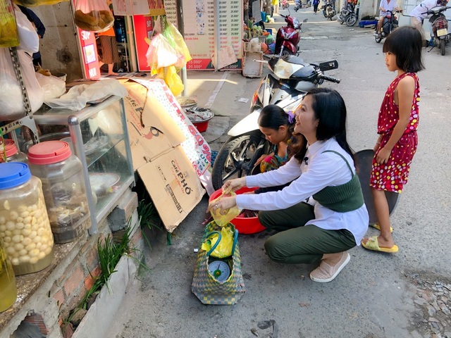 Vân Trang nuốt nước mắt khi chứng kiến cảnh gia đình nghèo phải sống tạm bợ dưới gầm cầu - Ảnh 8.