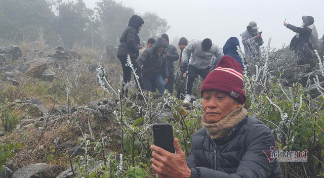 Trăm người co ro đi xem băng, đèo Ô Quy Hồ ùn dài 2 ngày liên tiếp - Ảnh 7.