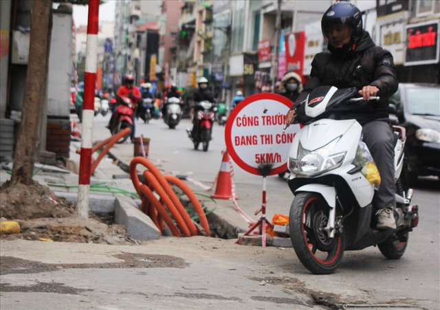 Người dân Hà Nội khốn khổ với “ma trận” rào chắn, đào đường - Ảnh 8.