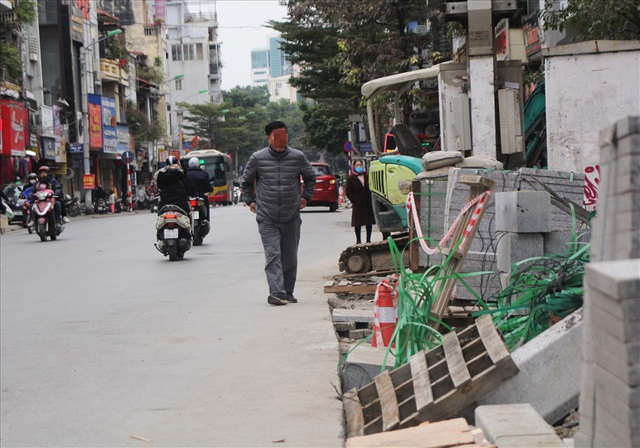 Người dân Hà Nội khốn khổ với “ma trận” rào chắn, đào đường - Ảnh 9.