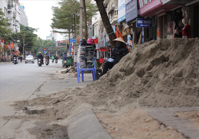 Người dân Hà Nội khốn khổ với “ma trận” rào chắn, đào đường - Ảnh 10.