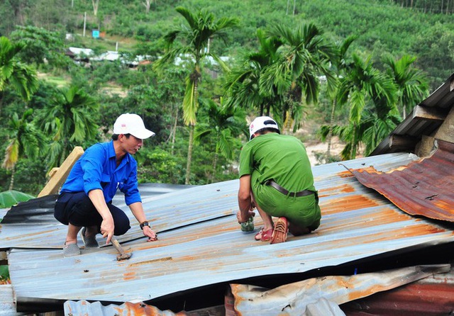 Thanh niên Quảng Nam đem sức trẻ giúp dân sau bão lũ - Ảnh 1.