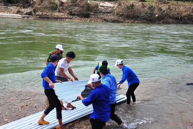 Thanh niên Quảng Nam đem sức trẻ giúp dân sau bão lũ - Ảnh 2.