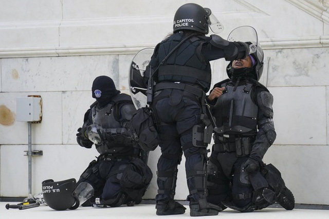 Sĩ quan cảnh sát tự tử sau vụ bạo loạn ở Điện Capitol - Ảnh 3.