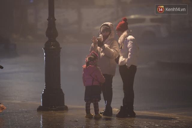 Trẻ em ở Sa Pa bị đẩy ra đường bán hàng cho du khách dưới thời tiết 0 độ C - Ảnh 6.