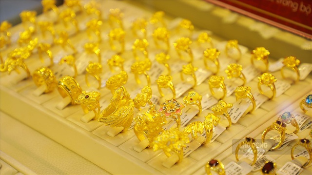 Giá vàng hôm nay 12/1: Vàng trong nước đắt hơn thế giới gần 5 triệu đồng/lượng - Ảnh 1.