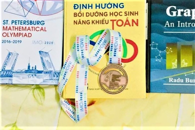 Món quà đặc biệt cho người thầy của các huy chương Toán quốc tế - Ảnh 1.