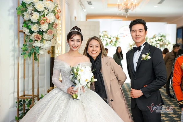 MC Thùy Linh VTV xinh đẹp trong lễ cưới với diễn viên Hiếu Su - Ảnh 7.