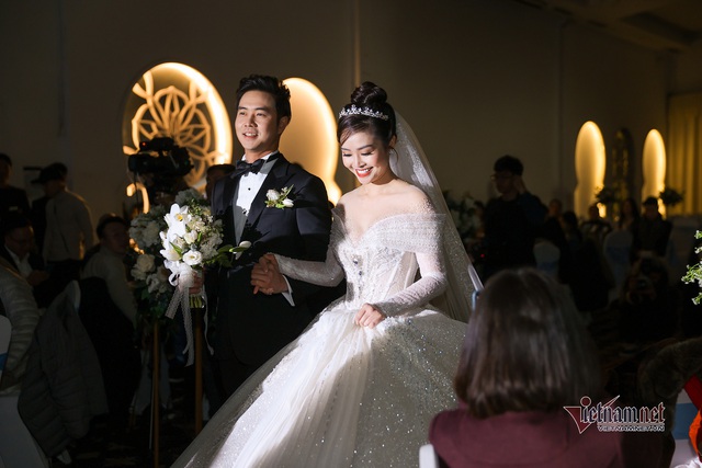 MC Thùy Linh VTV xinh đẹp trong lễ cưới với diễn viên Hiếu Su - Ảnh 10.
