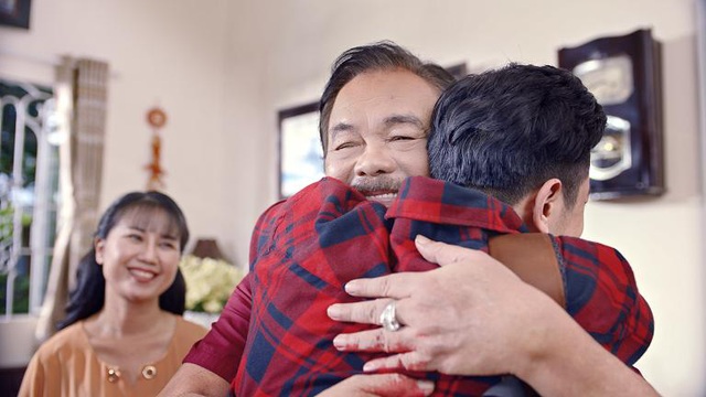 Trà Dr Thanh gây xúc động với thông điệp tri ân cha mẹ trong MV Tết - Ảnh 2.