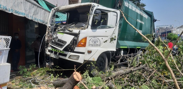 TP.HCM: Xe rác mất lái, tài xế gào thét “mọi người tránh ra” rồi tông gãy cây xanh mới dừng lại - Ảnh 3.