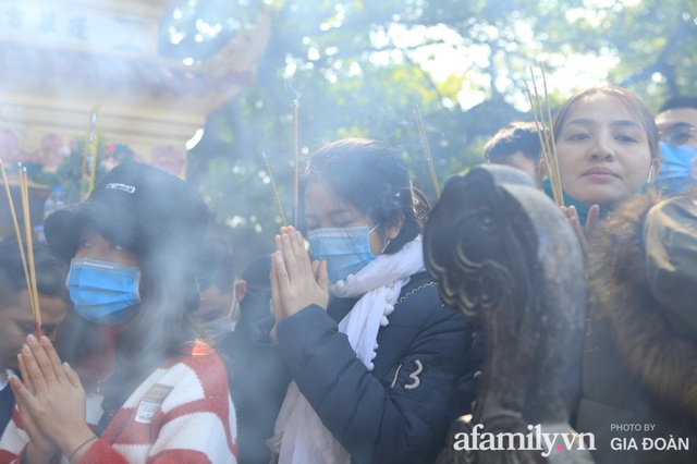 Người Hà Nội tranh thủ trưa nắng đẹp đi lễ, Phủ Tây Hồ thất thủ ngày mùng 1 cuối cùng trong năm Canh Tý - Ảnh 10.