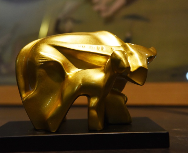 Tuyệt phẩm trâu vàng khởi sinh dát vàng 24k giá 10 triệu đồng hút khách chơi Tết - Ảnh 2.
