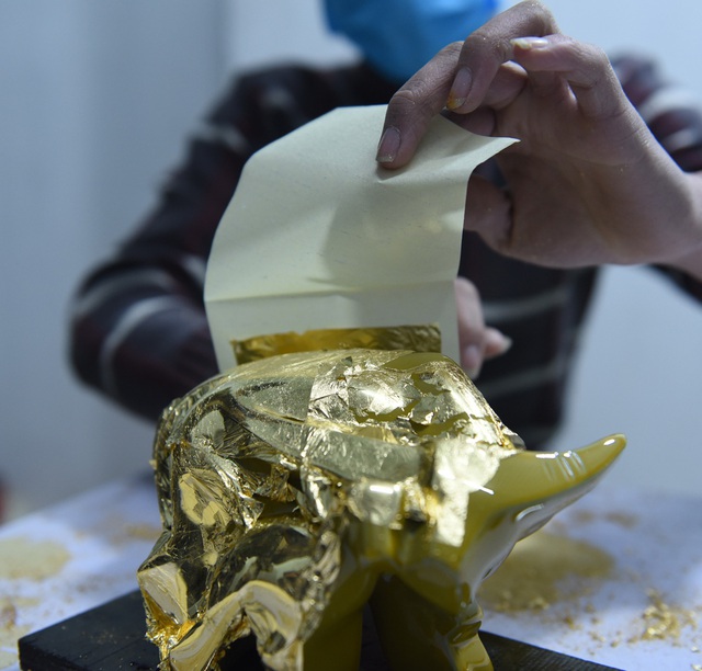 Tuyệt phẩm trâu vàng khởi sinh dát vàng 24k giá 10 triệu đồng hút khách chơi Tết - Ảnh 6.