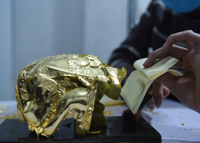Tuyệt phẩm trâu vàng khởi sinh dát vàng 24k giá 10 triệu đồng hút khách chơi Tết - Ảnh 7.