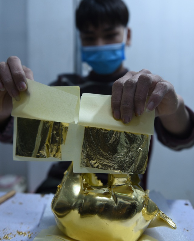 Tuyệt phẩm trâu vàng khởi sinh dát vàng 24k giá 10 triệu đồng hút khách chơi Tết - Ảnh 8.