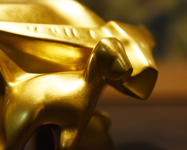 Tuyệt phẩm trâu vàng khởi sinh dát vàng 24k giá 10 triệu đồng hút khách chơi Tết - Ảnh 4.