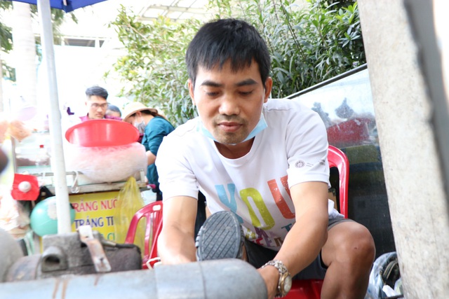 Người thợ sửa giày ở lề đường Sài Gòn: Tôi từng sửa 2 chiếc túi giá khoảng 23 nghìn USD - Ảnh 11.