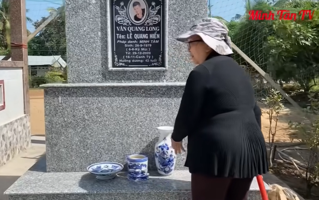 Mẹ ca sĩ Vân Quang Long lên tiếng về chuyện không nhận cháu ngay tại mộ của con trai - Ảnh 3.