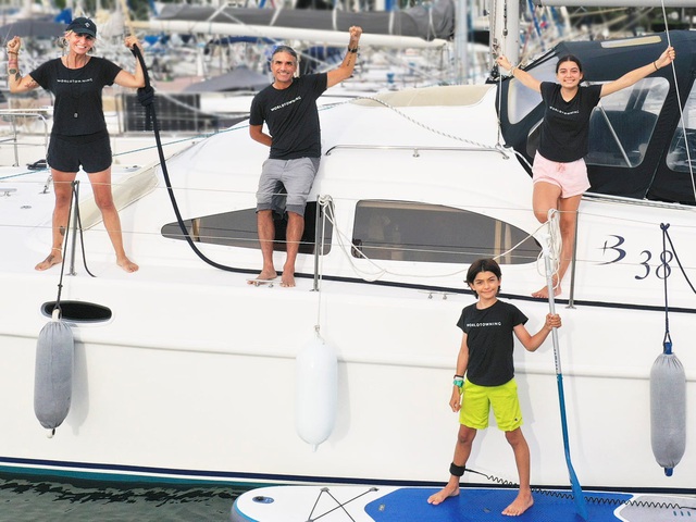 Gia đình mắc kẹt trên thuyền ở Pháp sau 7 năm chu du thế giới - Ảnh 2.
