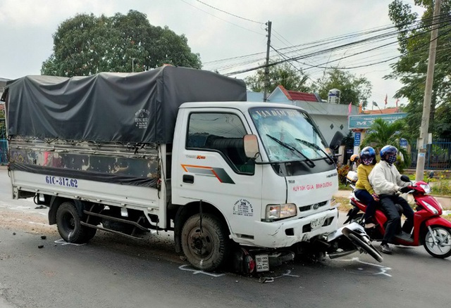 Xe tải lao vào nhóm học sinh đứng mua bánh mì  - Ảnh 1.