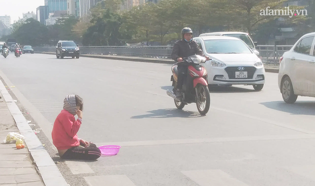 Hà Nội: Thót tim hình ảnh bé gái quỳ úp mặt giữa lòng đường bất chấp nguy hiểm - Ảnh 3.