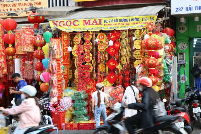 Thị trường đồ trang trí Tết Nguyên đán ở Sài Gòn bắt đầu nhộn nhịp - Ảnh 6.
