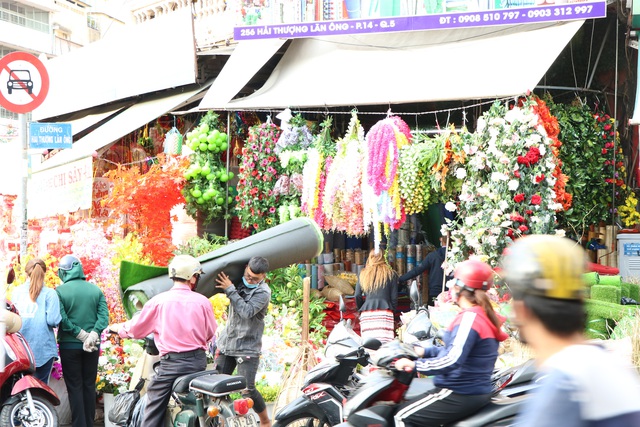 Thị trường đồ trang trí Tết Nguyên đán ở Sài Gòn bắt đầu nhộn nhịp - Ảnh 4.