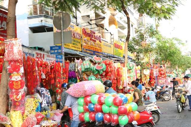 Thị trường đồ trang trí Tết Nguyên đán ở Sài Gòn bắt đầu nhộn nhịp - Ảnh 3.