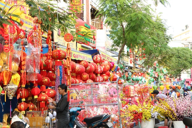 Thị trường đồ trang trí Tết Nguyên đán ở Sài Gòn bắt đầu nhộn nhịp - Ảnh 2.