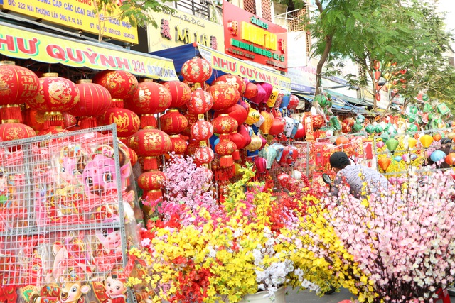 Thị trường đồ trang trí Tết Nguyên đán ở Sài Gòn bắt đầu nhộn nhịp - Ảnh 8.