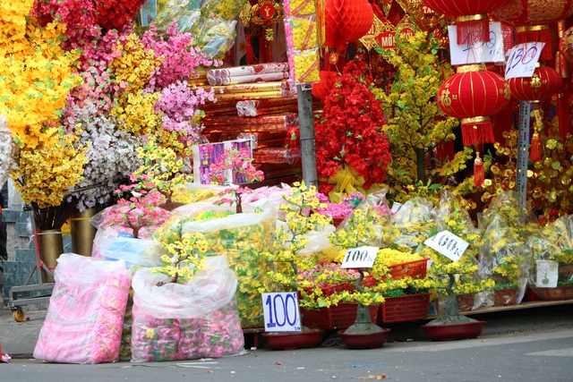 Thị trường đồ trang trí Tết Nguyên đán ở Sài Gòn bắt đầu nhộn nhịp - Ảnh 11.