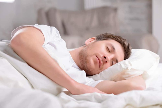8 cách loại bỏ chứng ngủ ngáy của chồng để mang lại giấc ngủ bình yên - Ảnh 2.