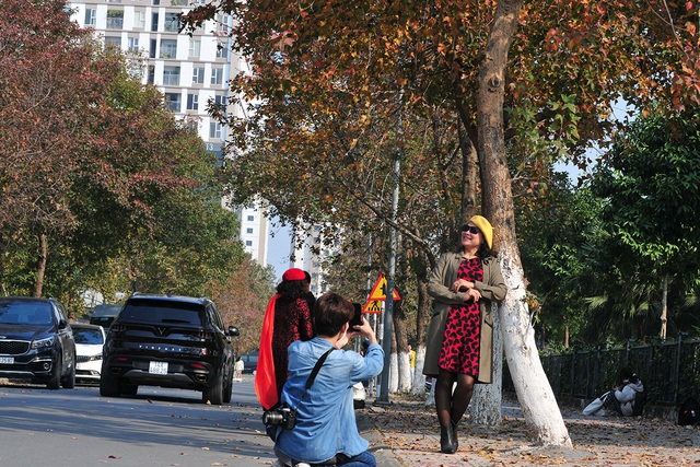 Giới trẻ Hà Nội tíu tít check in tại hàng cây phong lá đỏ có khung cảnh đẹp không kém gì trời tây - Ảnh 9.