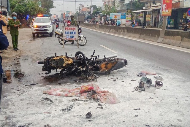Hai xe máy bốc cháy sau tai nạn, một người bị bỏng - Ảnh 1.