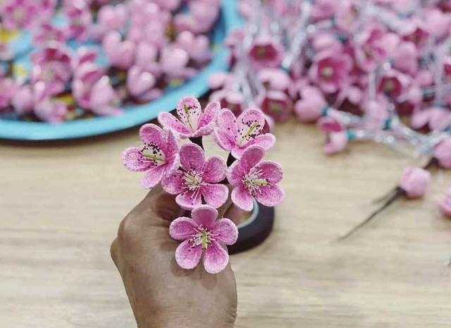 Hoa đ&agrave;o len sợi, gi&aacute; chục triệu vẫn kh&oacute; mua chơi Tết - Ảnh 3.